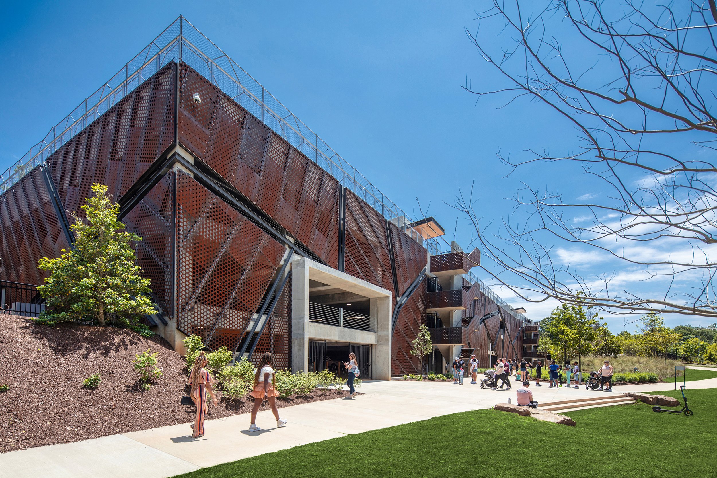  Grant Park Gateway, Atlanta, GA – Features a 2.5-acre green roof that sits atop a semi-underground parking garage. Rooftop terrace features an open lawn, terraced seating, a restaurant and plaza that has enhanced connectivity between the park and Zoo Atlanta. 