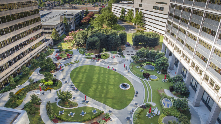 HGOR partnered with Gensler to transform underutilized rooftop space into a cohesive, high-performing extension of the workplace by aligning site design with architectural intent and adjacent interior programs. Through integrated planning, circulation, and flexible outdoor environments, the courtyards reinforce the building’s function while enhancing employee experience and organizational culture. The subtle transition between architecture and landscape elevates design expression, everyday performance, and workplace culture.